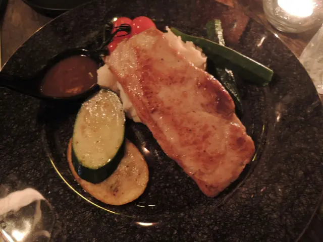 烤西班牙黑毛豬Grilled iberian pork chop with whole grain mustard and bbq sauce 