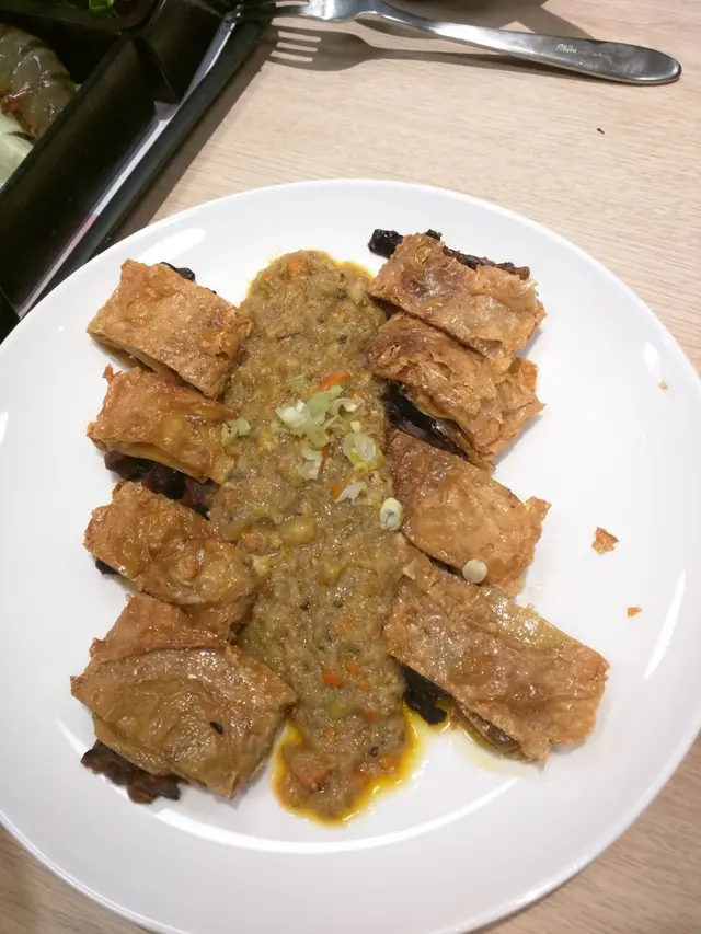 腐皮炸得超脆，中間一大堆蟹粉味濃