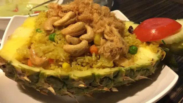 原隻菠蘿海鮮炒飯