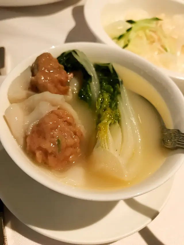 雲呑皮破了。。但皮不薄，湯底不錯，雞不滑