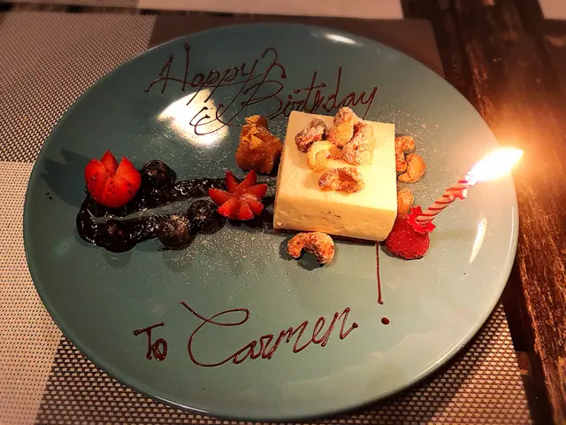 豆腐芝士餅配芝麻醬,秘制糖酥腰果