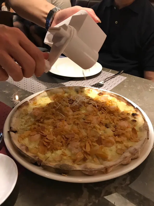 蝦、菠蘿、炸蒜片MFG招牌意大利薄餅