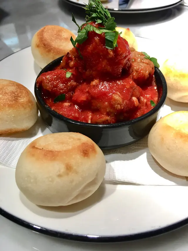 配上焗麵包球，勁多茄醬嘅肉丸，一碟兩食，豐富嘅前菜。
