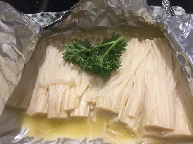 一束束排好的金菇菜，
加上牛油的芳香，簡單而好吃！☺️