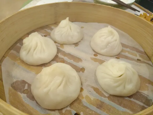 充滿熱湯的鮮肉小籠包, 要吹涼一下才放入嘴啊!