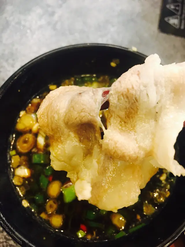 裝係和風黑盤賣相高級,肉片切得透薄,肉色粉紅,肥瘦適中,熟左依然嫩口有肉味!