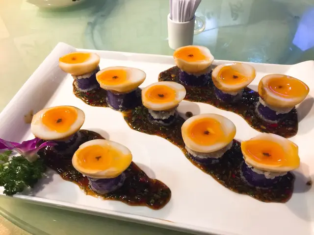 菜燻流心蛋伴黑魚子醬配厚切茄子