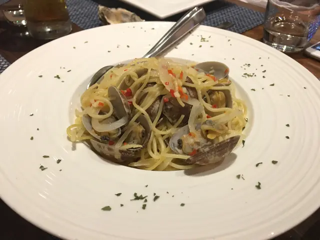 香蒜辣椒白酒煮蜆配意大利粉