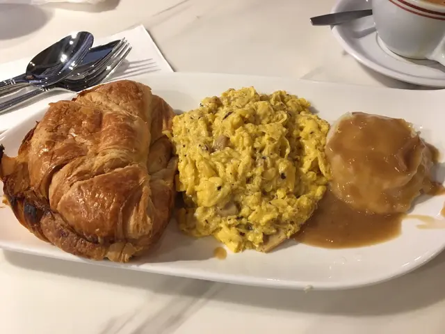 奶油酥不鬆化又油濟，食得多真係命都短幾年。炒蛋算係唔錯，但不太特別，華星冰室丶順興茶餐廳都有同樣質素。