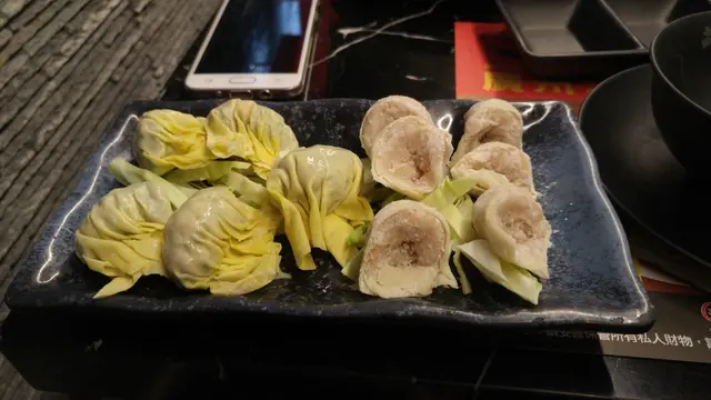 韭菜豬肉雲吞(半份),魚皮餃(半份)