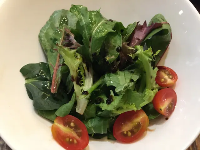 沙律菜和蕃茄仔新鮮，
配上香甜可口的黑醋汁，挺開胃！☺️