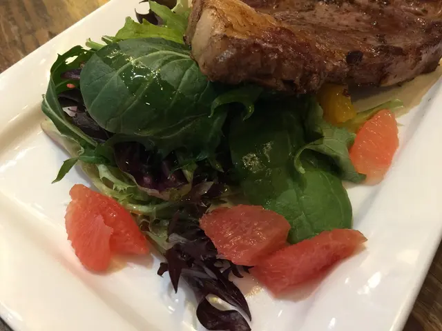 旁邊還有西柚拌雜菜沙律,refreshing得黎又可過濾一下肉眼扒的膩感。