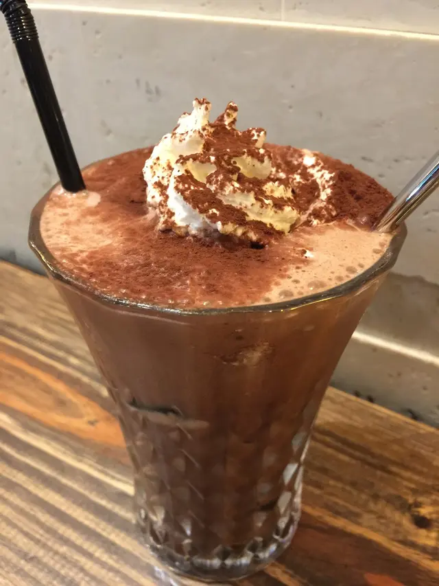 凍朱古力可免費加cream，
超濃郁的朱古力，加埋cream更幼滑呢！😚