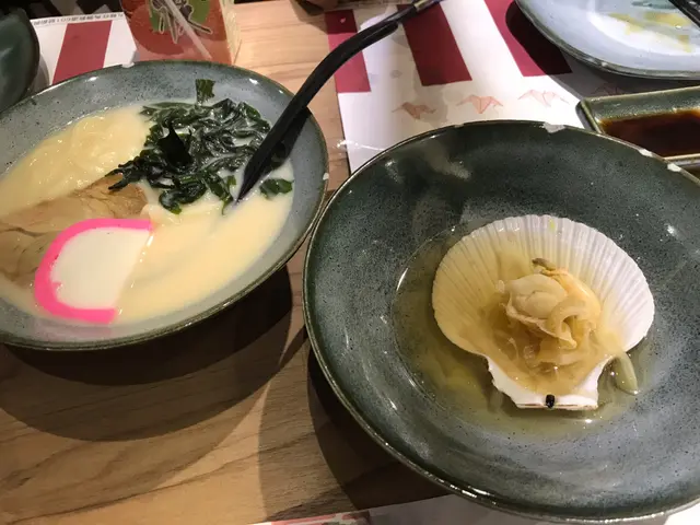 (左) 稻庭烏冬, (右)清酒煮扇貝