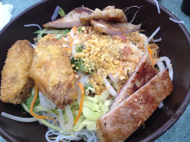 香茅豬扒配風沙雞翼撈檬