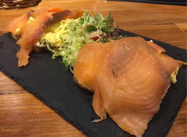 三文魚炒蛋多士