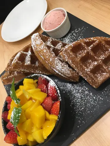 （脆）Mango  Strawberry  Waffle  with  Ice  Cream