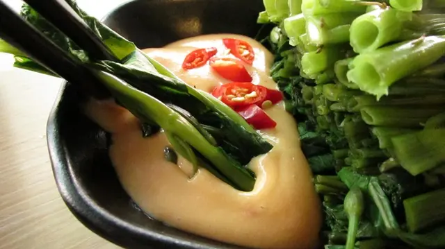 只喜歡蘸上少許腐乳,惹味得來又不失通菜的味道