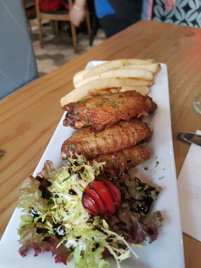 焦糖雞翼薯角沙律