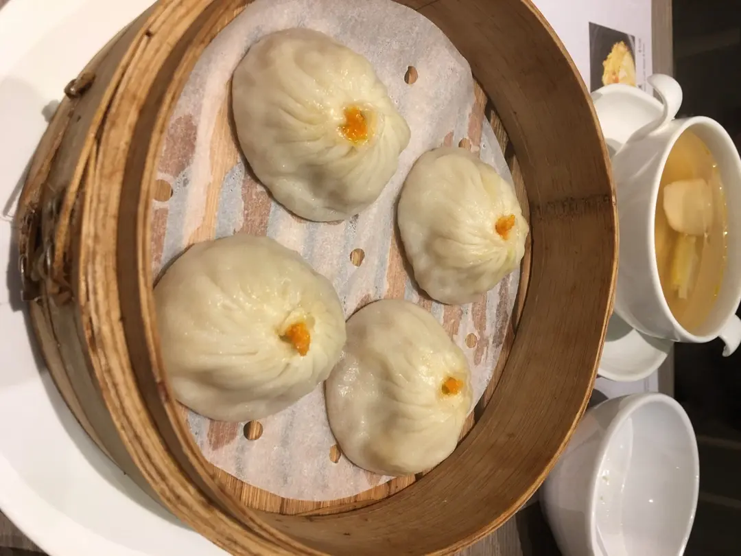 金黄蟹粉小笼包