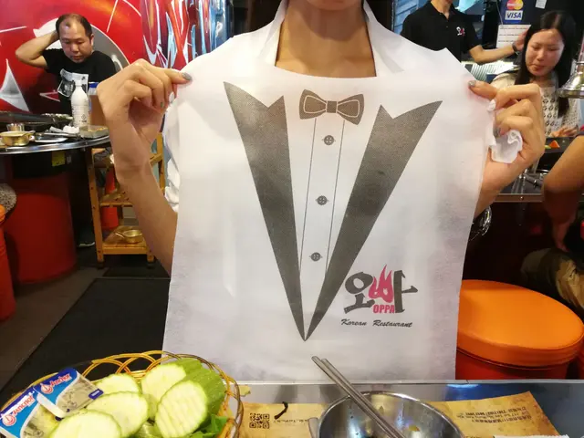 店員好細心地提供圍裙,唔好比油彈到