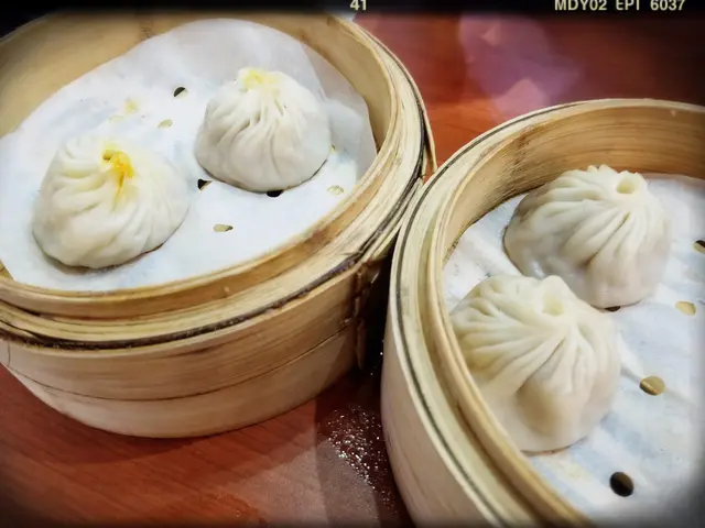 蟹粉小籠包（$35） + 灌湯小籠包（$33）