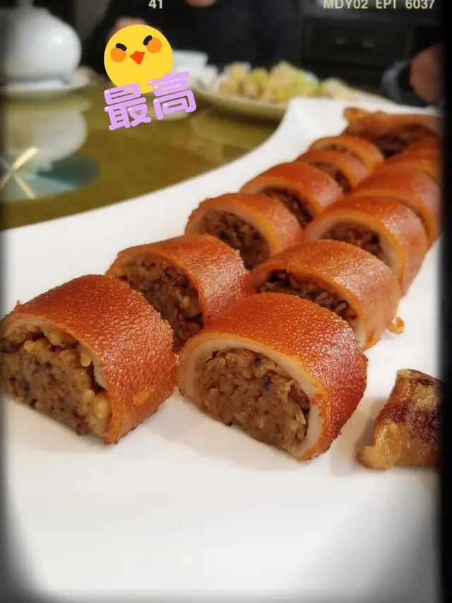 糯米釀脆皮乳豬($690/半隻;$1380/一隻)