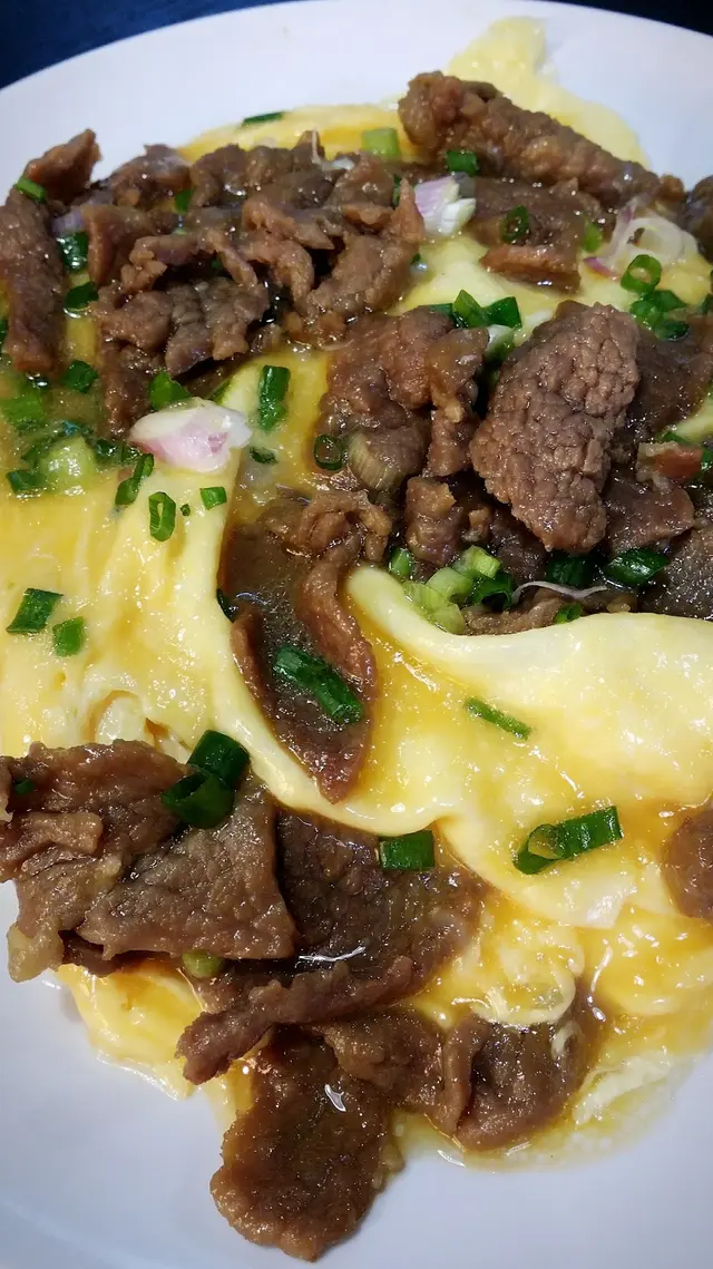 唔止有滑蛋 仲有滑牛！牛肉已經預先醃製過 棕色嘅牛肉入味有肉汁 口感軟腍 唔會有筋或帶韌 抵讚