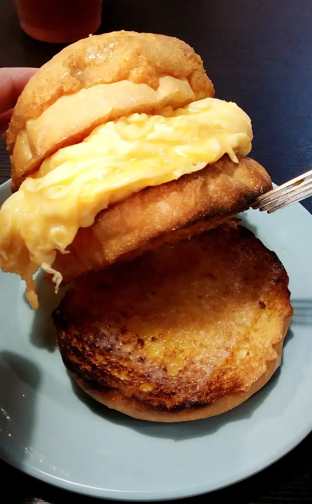 一大舊牛油就唔覺眼了 不過就有牛油同埋練奶塗係底層嘅包包做夾心 很邪惡！