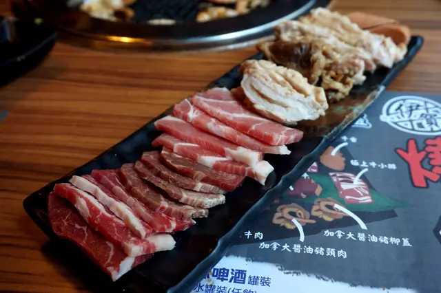 手切哈姆豬大腸、伯爵茶漬羊肉、漬壺牛、牛舌、伊比利亞橡果一口豬、芝麻雞翼、黑椒腸