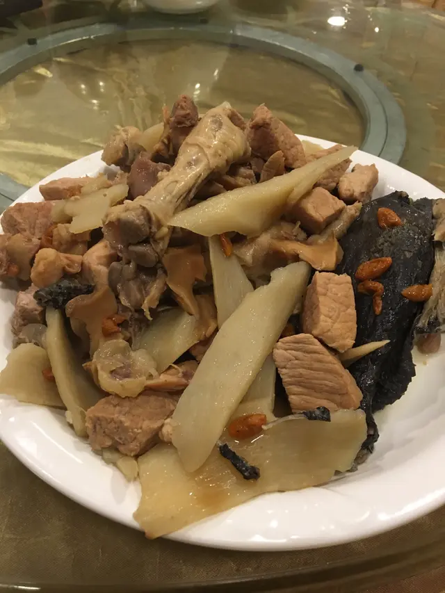 花旗參燉竹絲雞湯