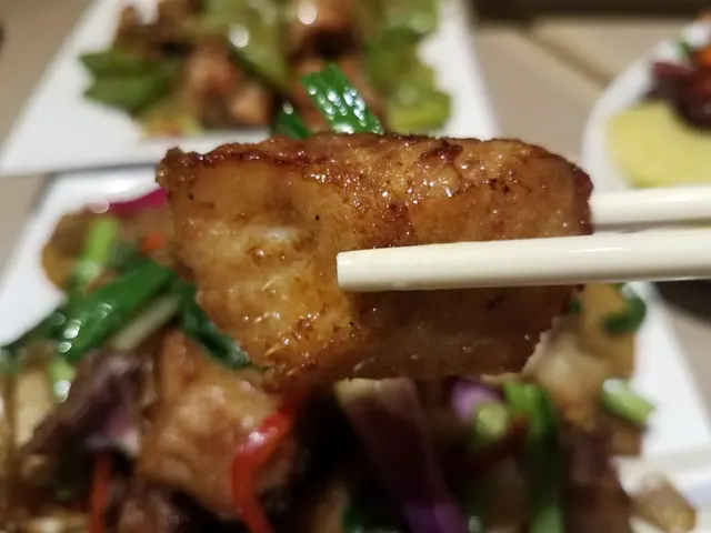 橫向切件的炒鯇魚腩,還要是粗嚡、多細骨的魚背肉。