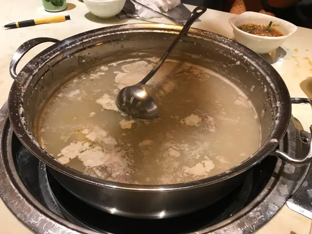 邊有人用粥去做火鍋湯底，侍應們有無搞錯！？