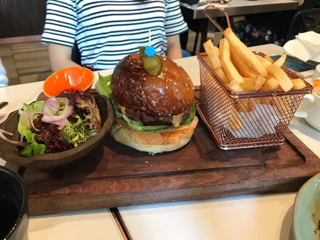 民泰安格斯漢寶配薯條