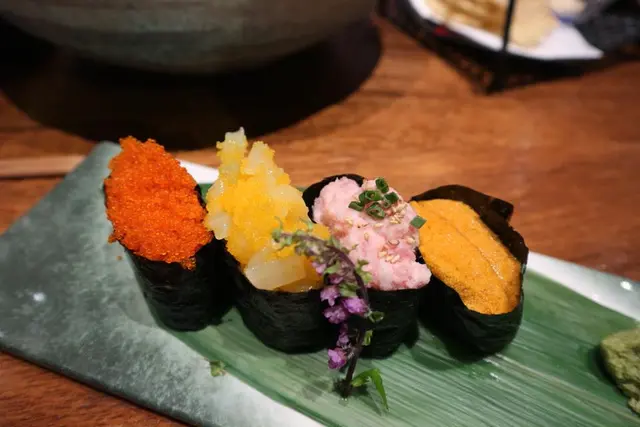 海膽軍艦 $70/件、香蔥吞拿魚腩軍艦 $45/件、蟹籽軍艦 $35/件、黃金魷魚軍艦 $35/件