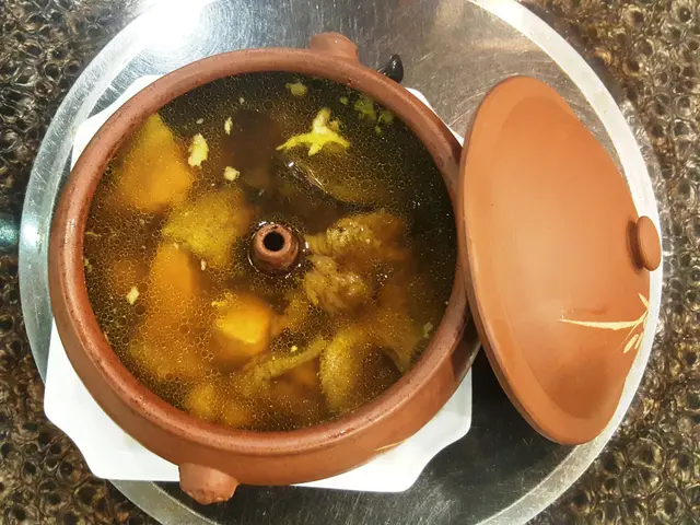 野菌山珍氣鍋雞