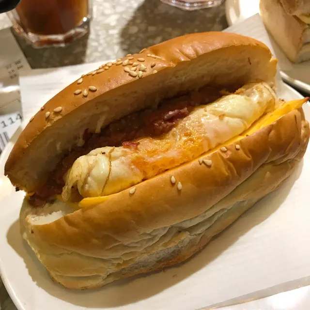 招牌芝士鹹牛肉蛋豬仔包