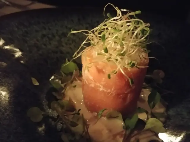 鮮蝦慕絲配三文魚卷 配煙肉芝士忌廉汁