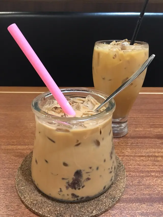 奶茶係茶記嘅精髓，紅豆足料不過茶味唔夠濃。