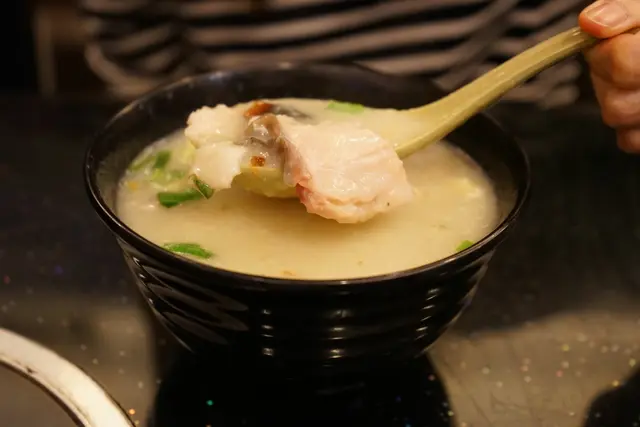 生滾皮蛋魚片粥