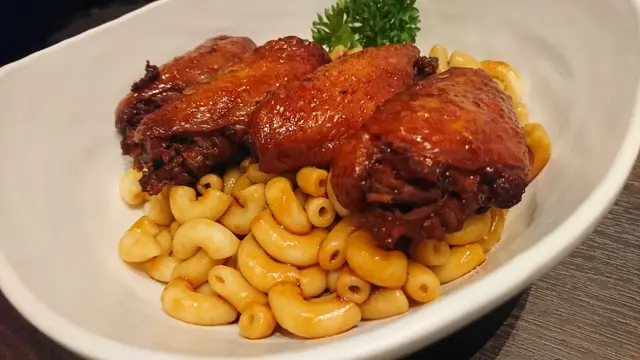 羅麥雞翼撈通粉配羅麥炒蛋多士