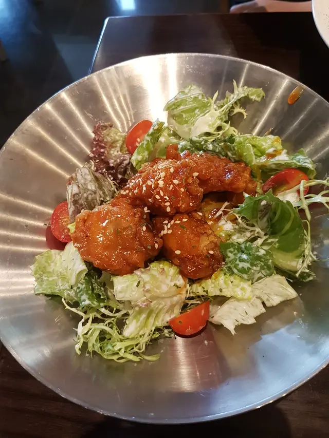 至愛之選,終於在食前能拍到照。這沙律一上桌,大家就忍不住食的,辣、脆、美味。