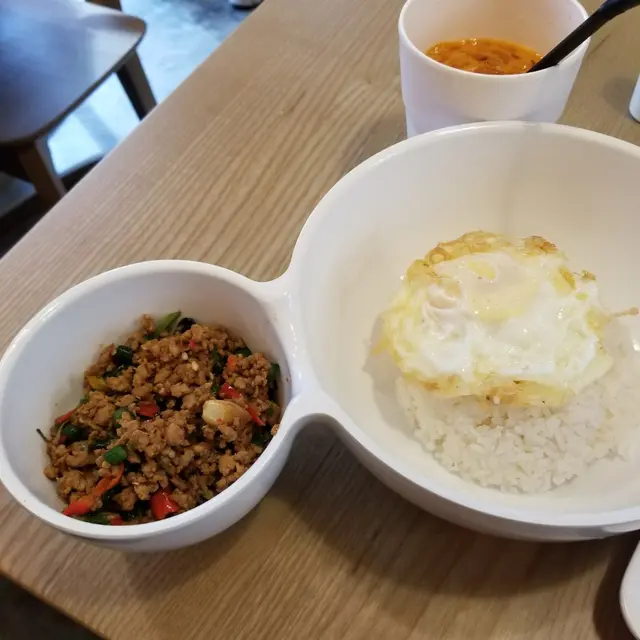 香葉辣肉碎飯配煎蛋