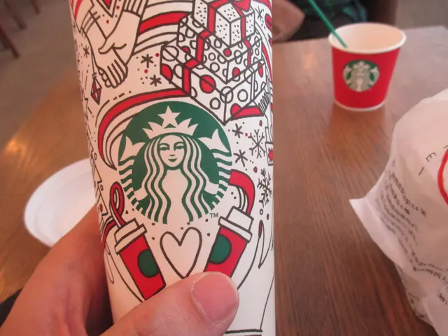 同外婆一齊兩份飲。拿多一個杯，同外婆齊飲。咖啡香濃。