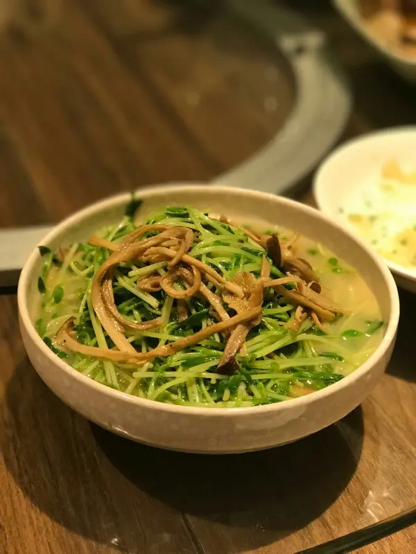 上湯茶樹菇伴翡翠苗