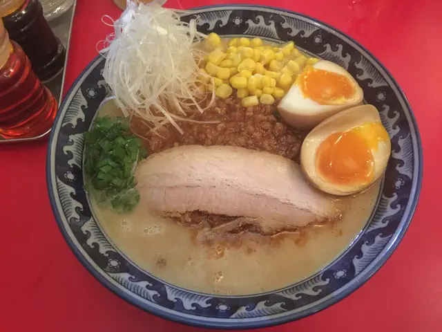 湯頭紅紅的,但不會太辣或嗆喉,
幼麵彈牙掛湯,每啖都沾滿湯底的味道,正!👍🏻
蘸上醇芳可口的辣味豆瓣醬,更是惹味呢!😋