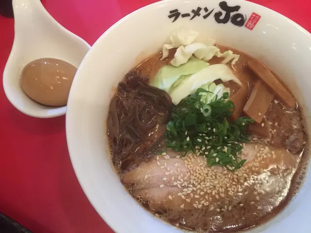 濃郁甘醇的豚骨湯中加入香氣十足的蒜油,
更添一抹迷人芳香~😌