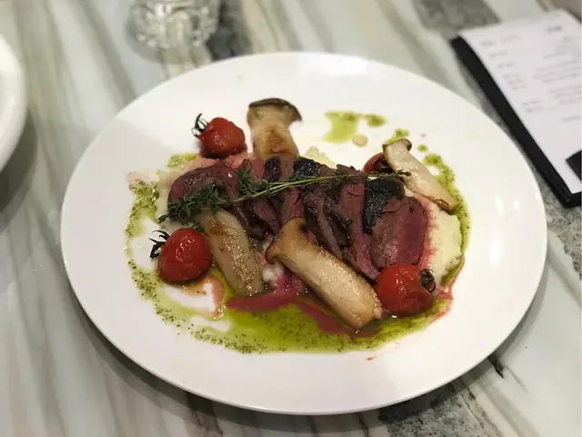 燒腹肉牛排配阿根廷青醬