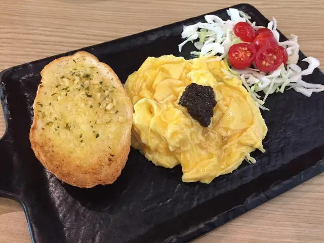 黑松露炒蛋配蒜蓉包