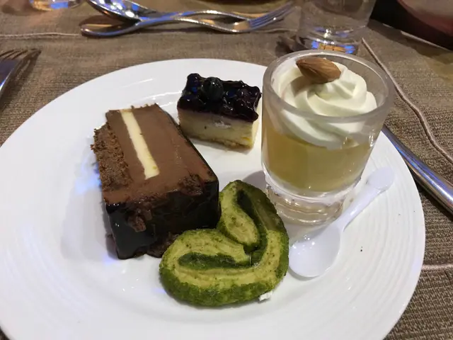 甜品出色，特濃朱古力旦糕，一件真係唔夠喉，可借已經太飽。XD